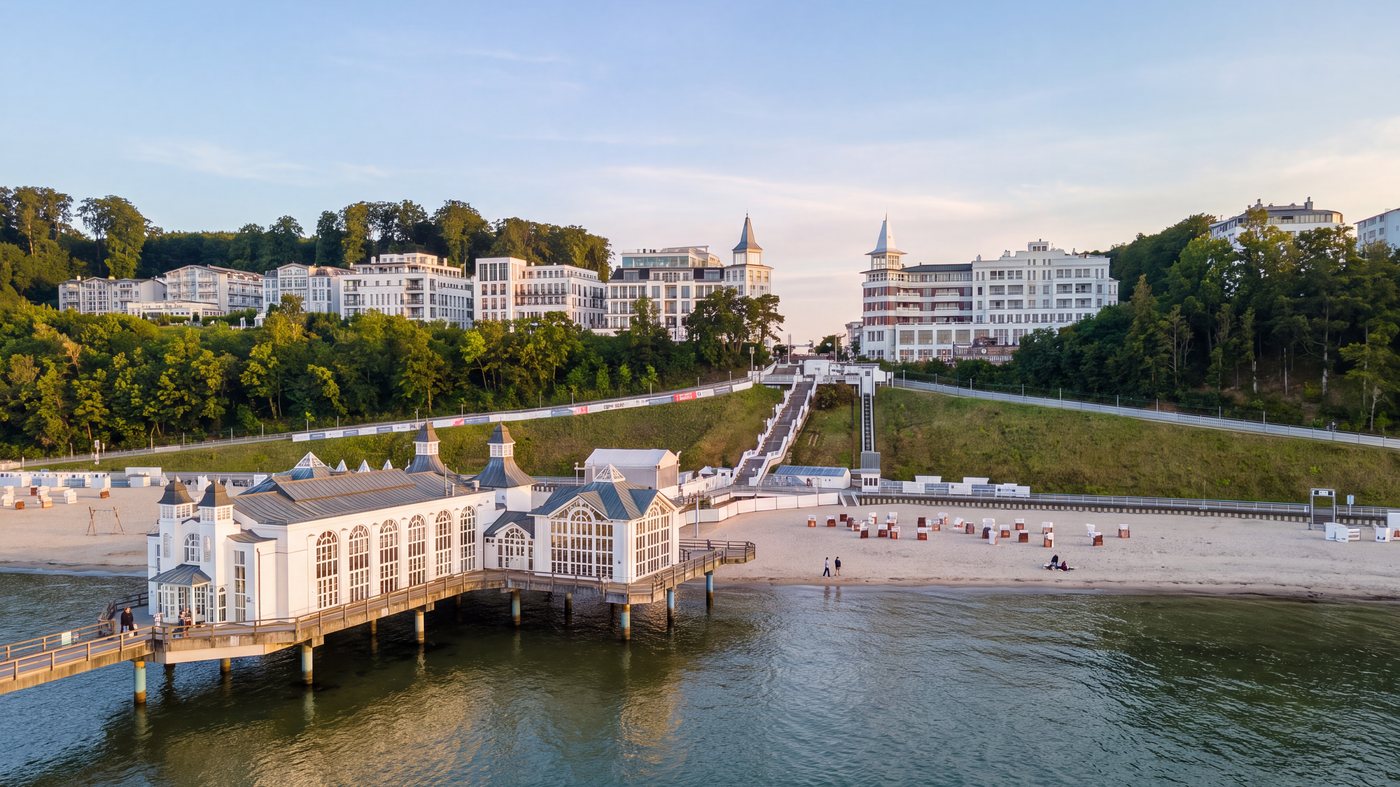 Seebrücke und Kurhaus in Sellin auf Rügen am Abend, Standort von The Shoreline